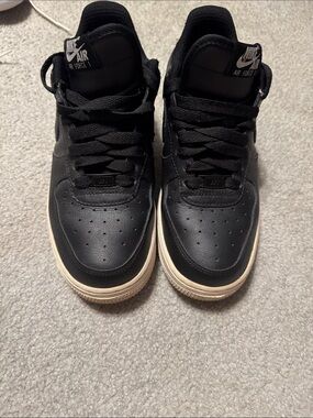 Nike Black Low-Top Sneakers with Cream Midsole